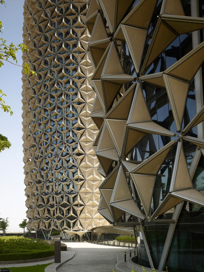 t-aedas-al-bahr-towers-designboom-04